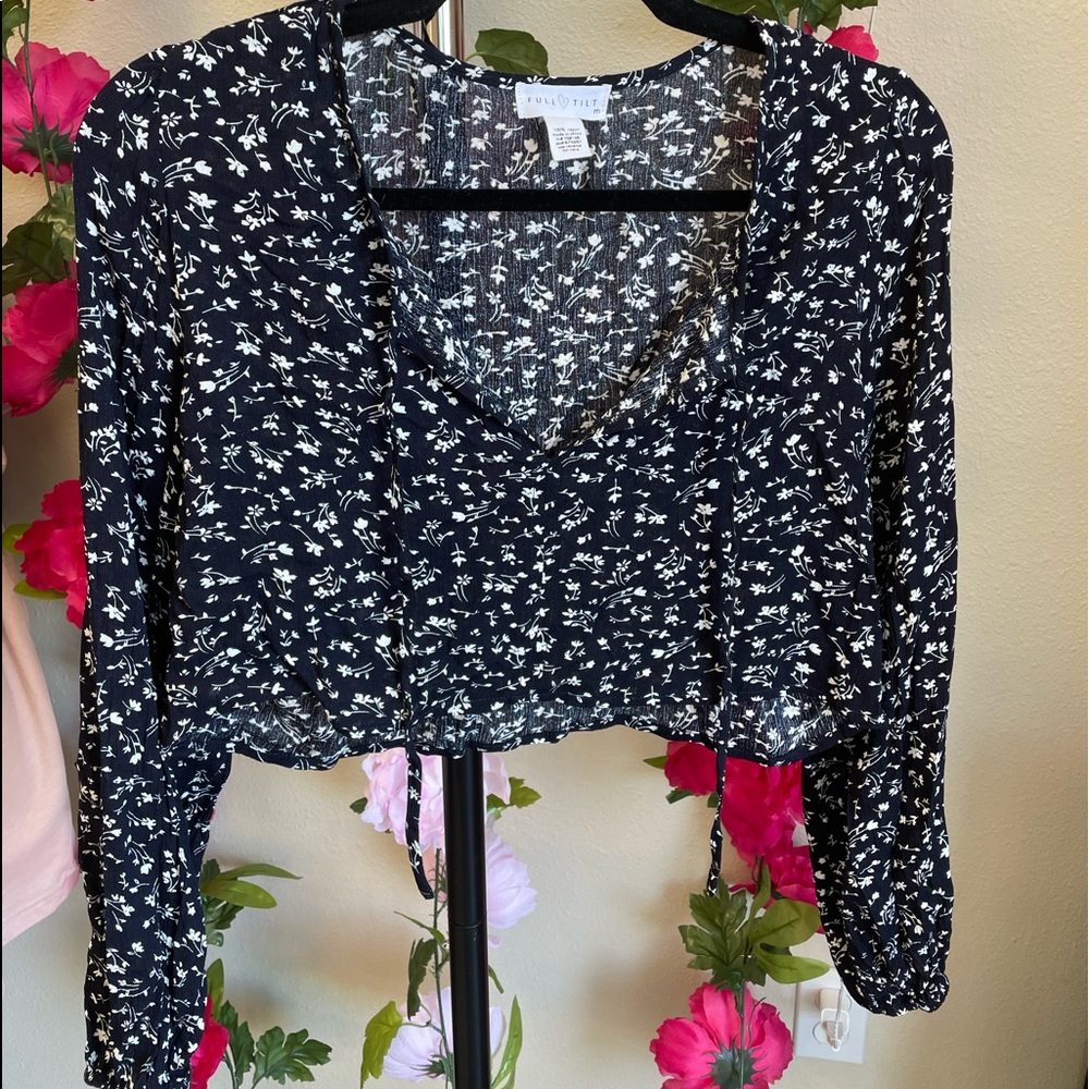 Beautiful navy blue floral top! Size medium!